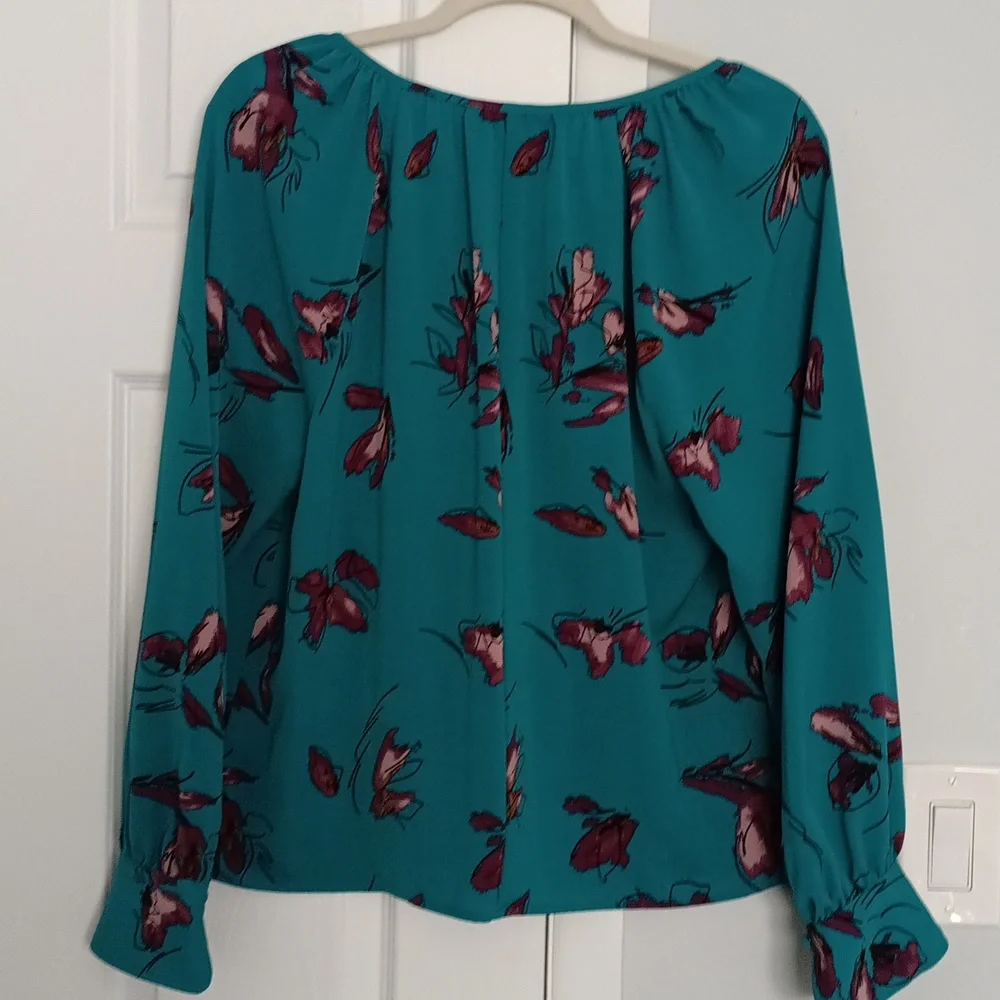 3/$15 Nine West Teal Floral Print Vneck Women's Top - Picture 3 of 3